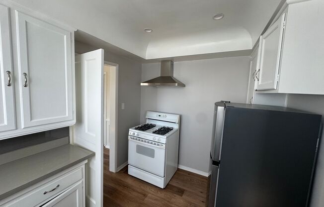 1 bed, 1 bath, $2,300, Unit 5320 1/2