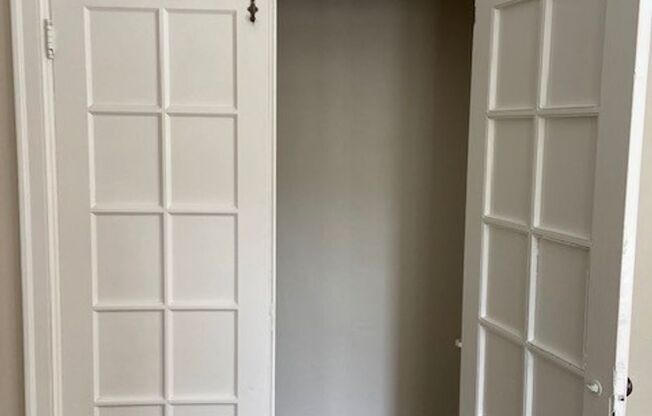 Studio, 1 bath, 300 sqft, $950, Unit 108