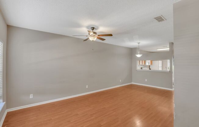 Great 2 bedroom/ 2 bathroom townhome 10 mins from the beach!