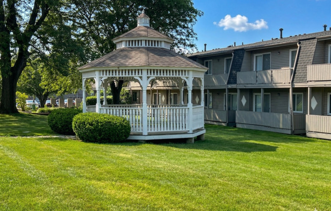 Woodland Creek Apartments in Oak Forest, IL