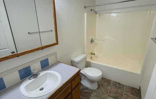 3 beds, 2 baths, 1,200 sqft, $1,695, Unit 38