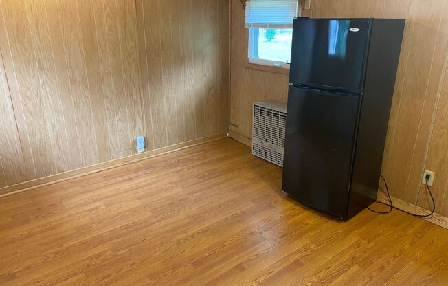 1 bed, 1 bath, 450 sqft, $695, Unit 835 Grand Avenue, Apt B