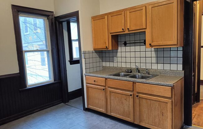 3 beds, 1 bath, $1,095, Unit Upper