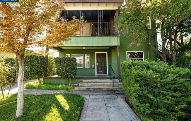 VACANT DOWNTOWN APARTMENT REDONE TO THE 10'S!!!