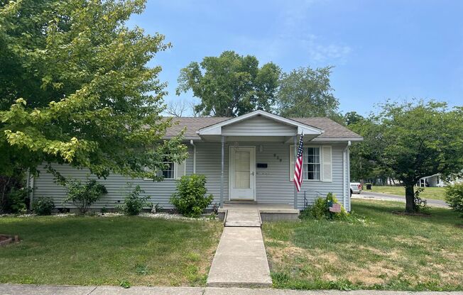 Quaint 3 BR/1 BA house located in Jacksonville, move-in ready!