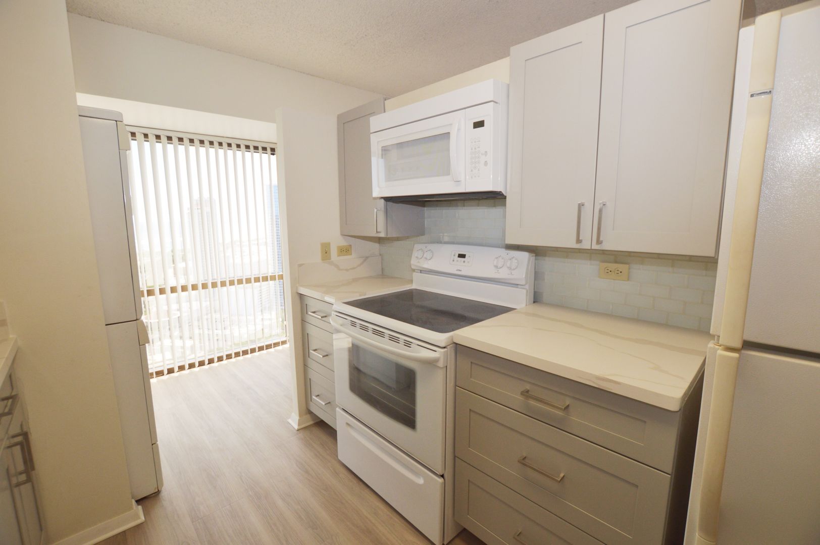 Century Center 2 bed, 2 bath, 1 parking 1065 Sq Ft with Awesome Views!