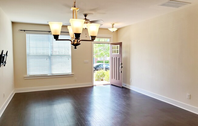 Beautiful townhouse close to uptown