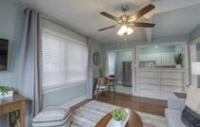 720 W 37 ST