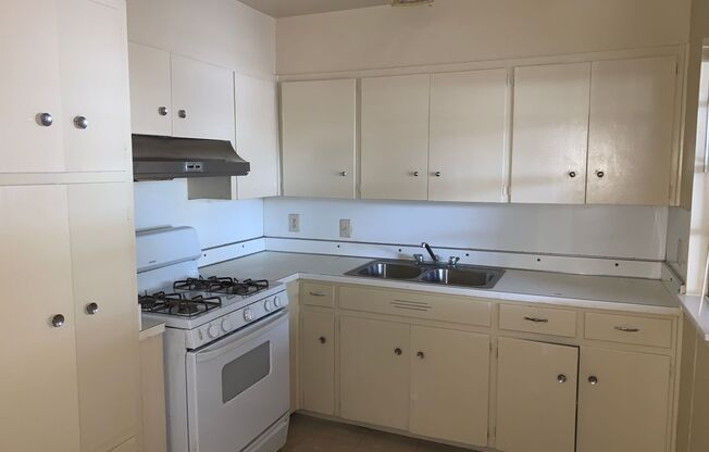 COZY DUPLEX, NEAR SHOPPING & 281!