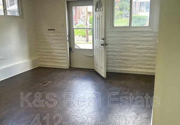 2428 WOODSTOCK AVE