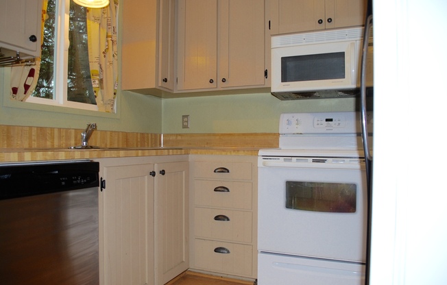 Bright Two-Bedroom End-Unit Townhouse in Shoreline