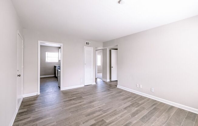 2 beds, 1 bath, 850 sqft, $1,200, Unit 26-E7