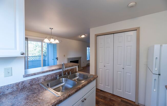 1 bed, 1 bath, 800 sqft, $1,575, Unit 633