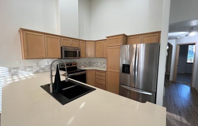 Roomy 3bd/2.5ba Townhome in Desirable Happy Valley!