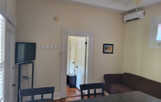 1 bed, 1 bath, $2,000, Unit 10