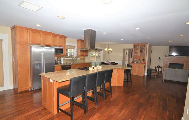 Stunning House - Fully Furnished and Totally Remodel in Great Neighborhood