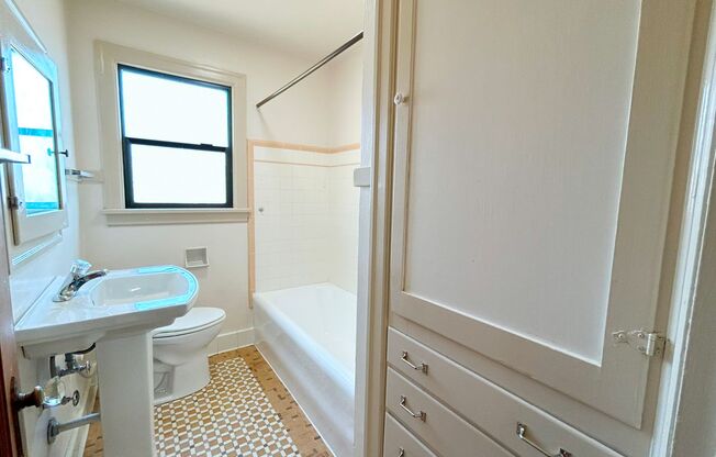 2 beds, 1 bath, 876 sqft, $1,995, Unit Court - D