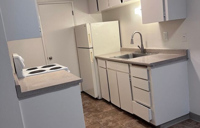 2 beds, 1.5 baths, 920 sqft, $1,595, Unit 42