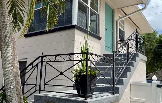 Adorable OLD NE garage 1/1 apartment - FULLY FURNISHED 7MONTH LEASE