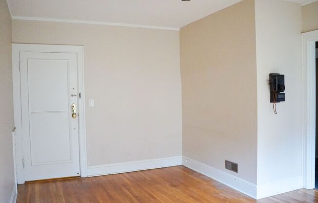 Delightful Vintage Studio with Large Walk-in Closet!