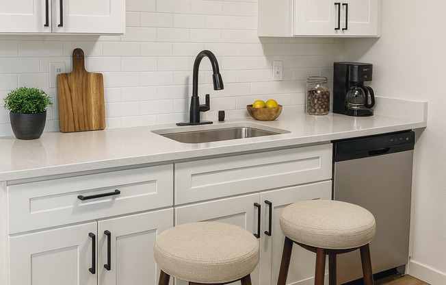 2 beds, 1 bath, 700 sqft, $1,265, Unit Unit 13