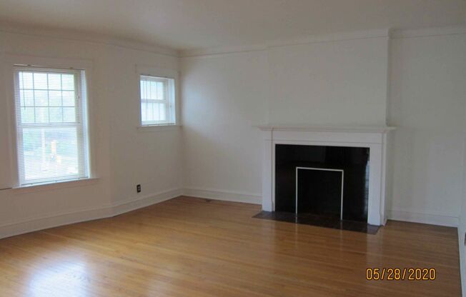 Available October 2025- Gorgeous, Sunny 1 Bedroom Flat with Hardwood floors and Free Heat!