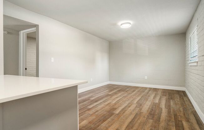 1 bed, 1 bath, 650 sqft, $895, Unit White Oaks #E