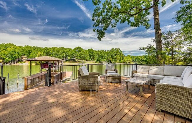 11 HAMILTON WOODS CT