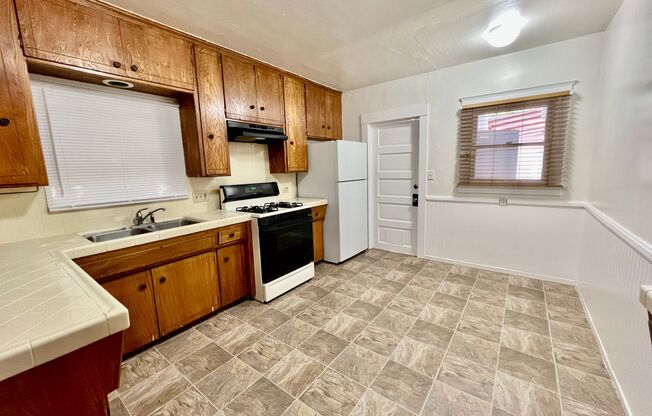 3 beds, 1 bath, $3,900