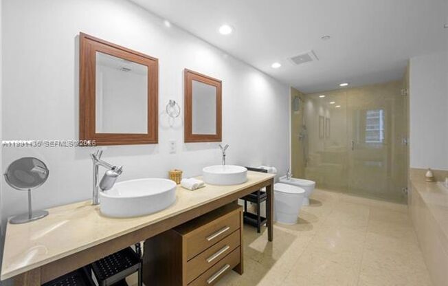 2 beds, 2 baths, 1,327 sqft, $5,100, Unit 495 Brickell Ave # 1610
