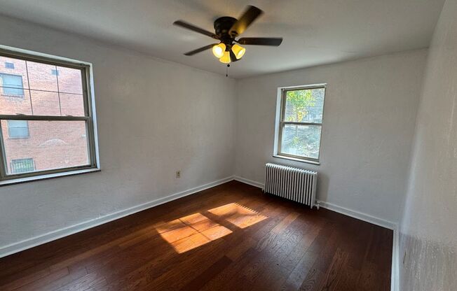 3 beds, 1 bath, $2,100, Unit 306D