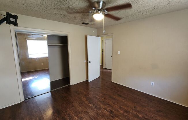 2 beds, 1 bath, $995, Unit Unit 4