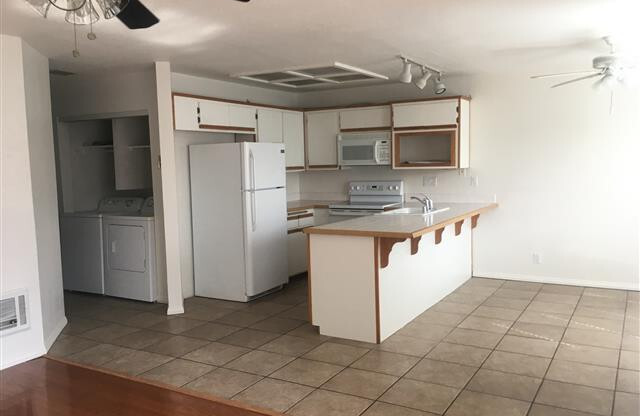 Gated Upstairs 2BD/2BA Condo, 2 Gated Reserved Parking Spaces, Community Pool & Jacuzzi, Available Now!