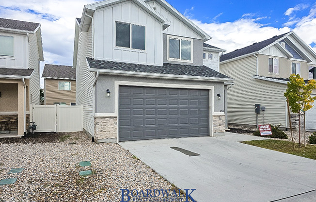 Single Family Home In Beautiful Community!