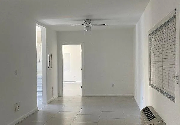 916 W 42 ST