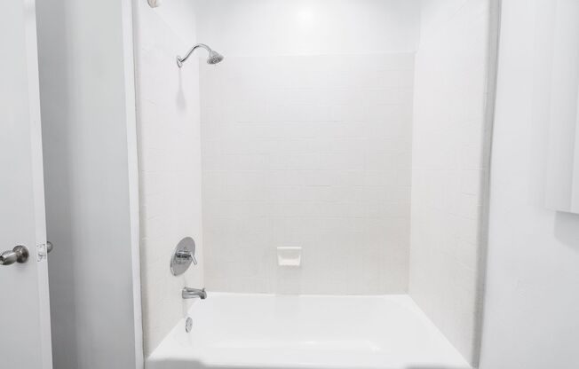 3 beds, 2 baths, 1,300 sqft, $3,698, Unit 202