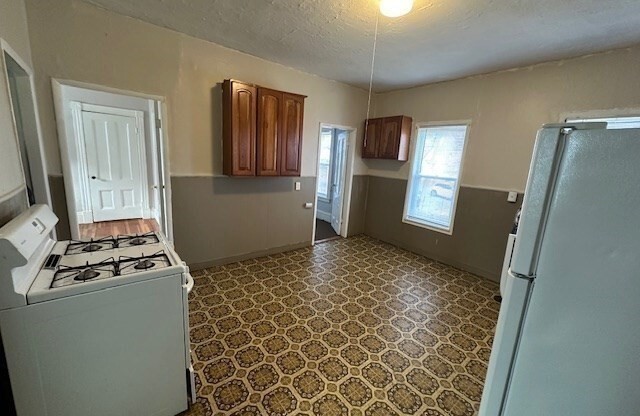 2 beds, 1 bath, 1,158 sqft, $2,000, Unit 425