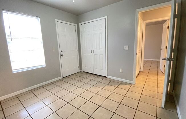 3 beds, 2 baths, $1,100