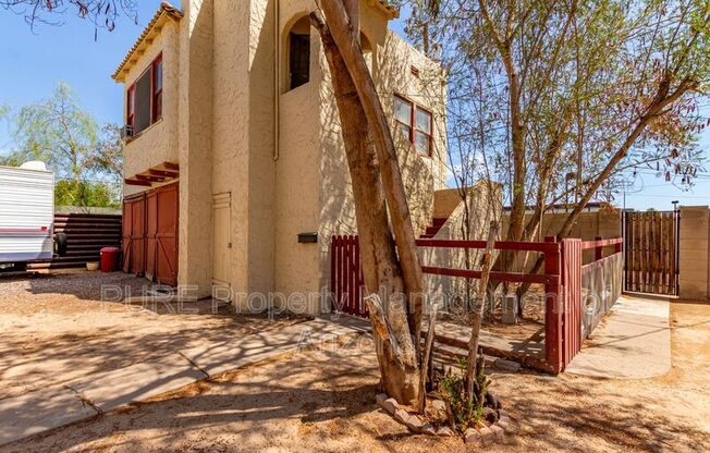 131 137 W ALMERIA RD