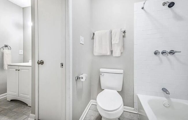 2 beds, 1 bath, 880 sqft, $950, Unit W-1