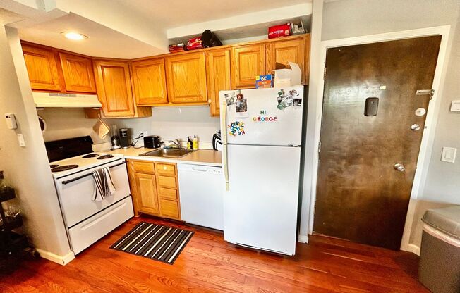 2 beds, 1 bath, 736 sqft, $2,440, Unit 16