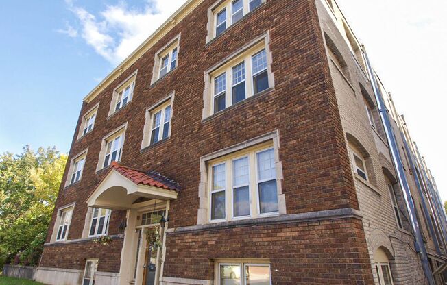 2 beds, 1 bath, 1,000 sqft, $1,325, Unit 302