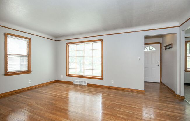 3 Bedroom/1 bath Single House Maple Hts!!