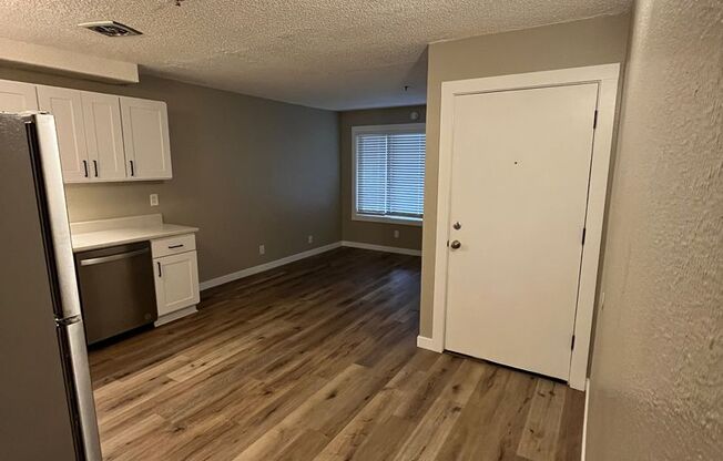 2 beds, 1 bath, 727 sqft, $1,695, Unit 24