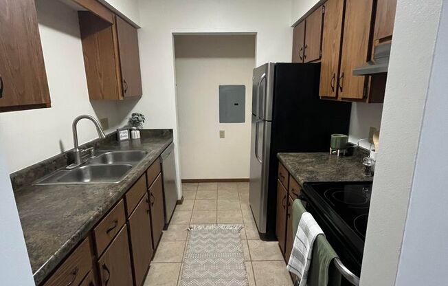 2 beds, 1 bath, 965 sqft, $1,675, Unit 7549CC