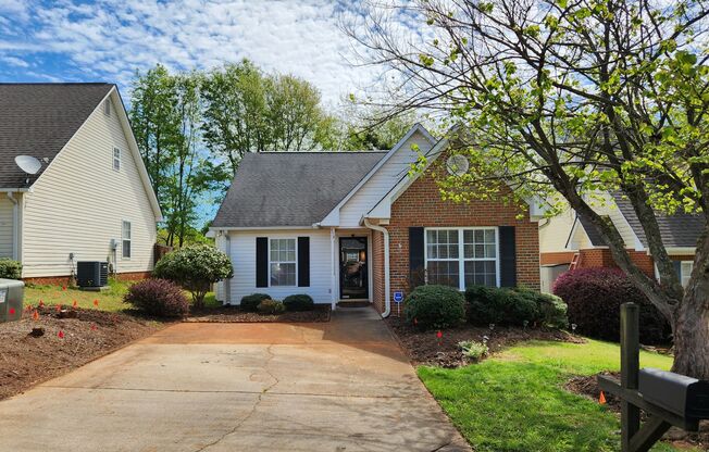 Boiling Springs - Cute and Conveniently Located 3 BR/2 BA Home with Deck Close to Hwy 9 And N. Spartanburg Sports Complex!