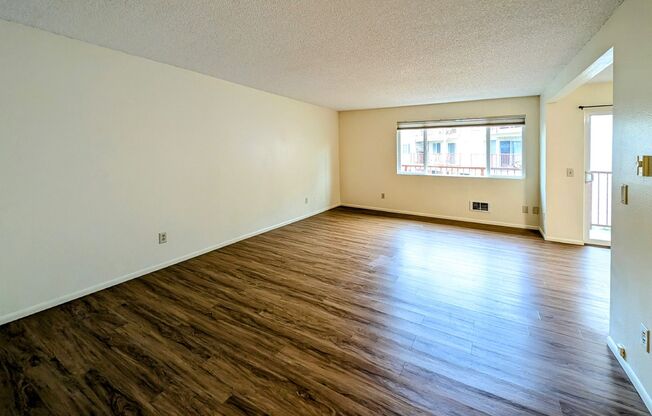 View Ridge / Everett 2 Bedroom Top-Floor Condo