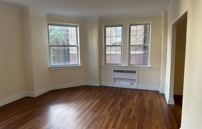 1 bed, 1 bath, 962 sqft, $1,560, Unit New King Edward  208