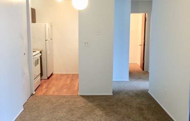 2 beds, 1 bath, 950 sqft, $1,295, Unit #27