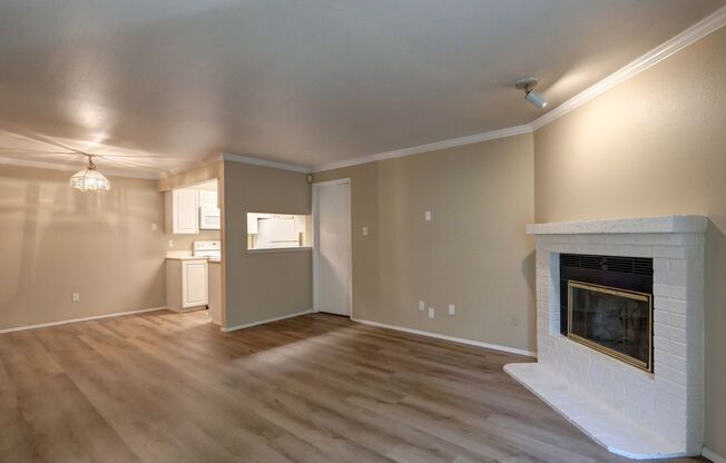 2 Bedroom Ground Floor Condo in the Heart of Woodinville!